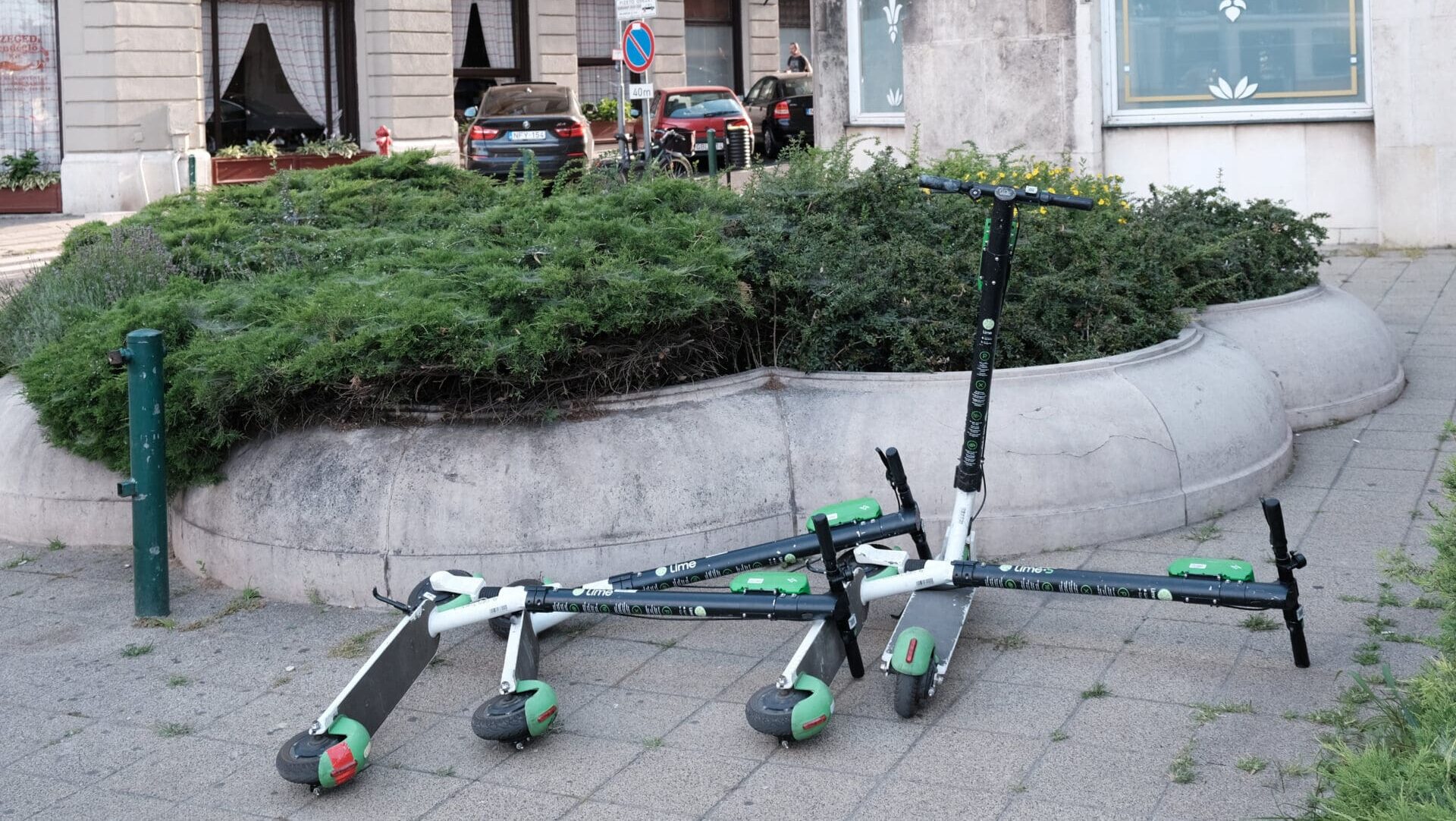 Fidesz Calls for Stricter E-Scooter Regulations to End ‘Scooter Chaos’ in Budapest