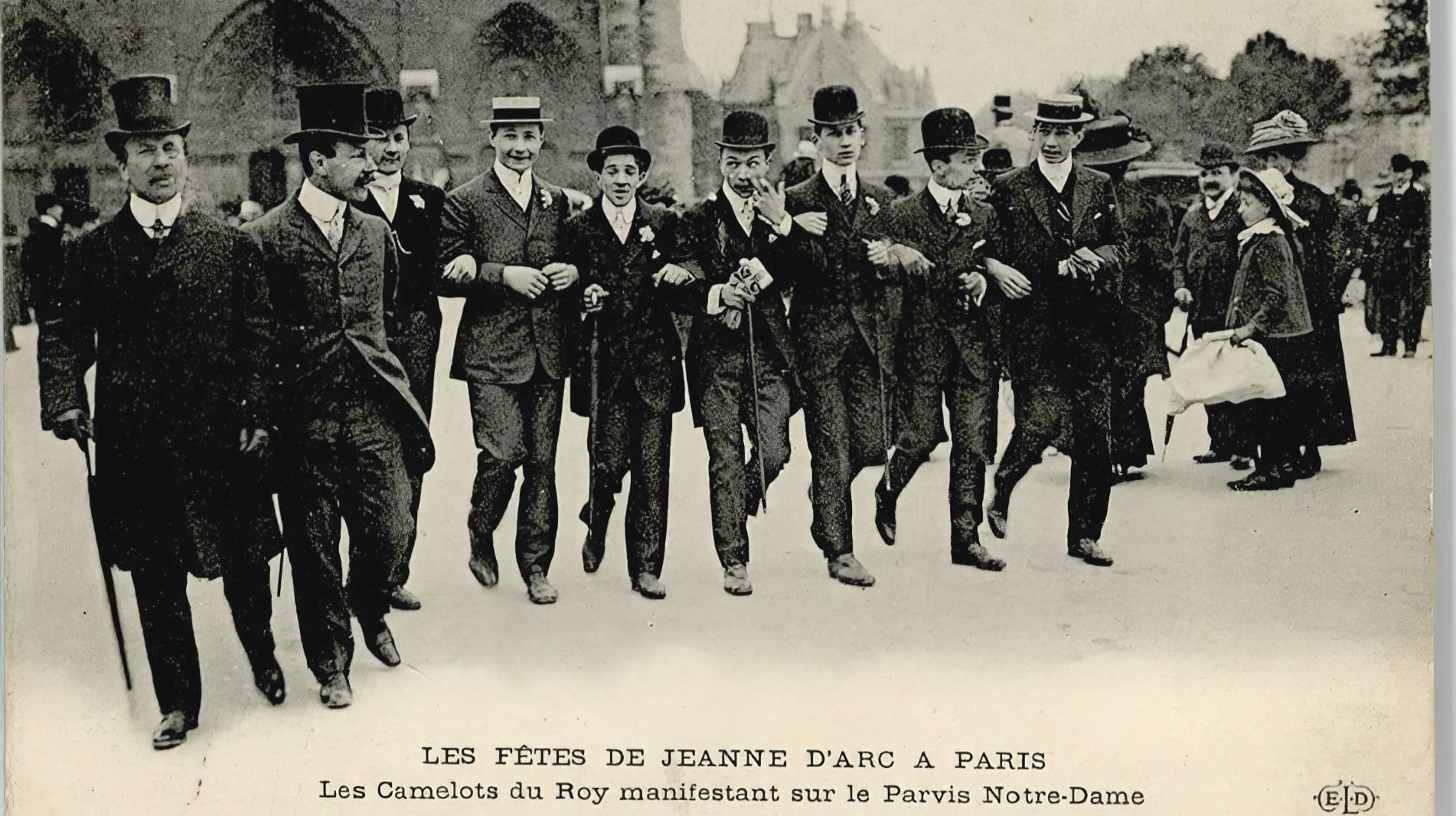 Postcard depicting the Joan of Arc celebrations in Paris. Camelots du Roi demonstrate in front of Notre-Dame de Paris, before 1914