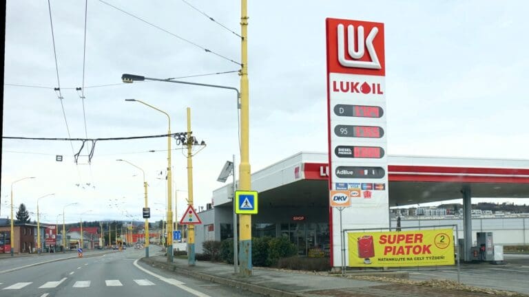 Lukoil Oil Transit Halted to Hungary and Slovakia After Ukrainian Sanctions, Szijjártó Reacts