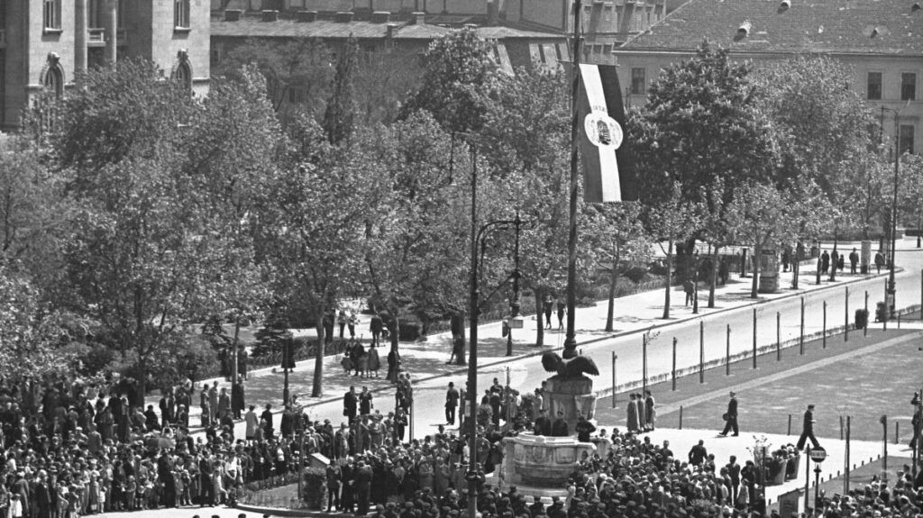 The National Flag at half-mast on Szabadság Square