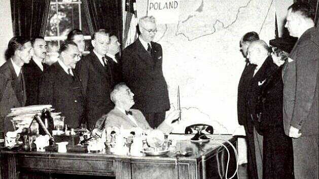 President Franklin D. Roosevelt greets the delegation of the Polish American Congress on 11 October 1944.