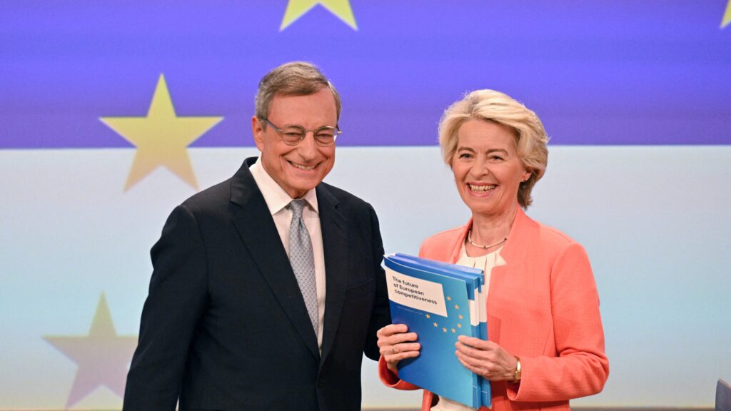 Ursula von der Leyen and Mario Draghi pose with copies of the Draghi Report in Brussels on 9 September 2024.