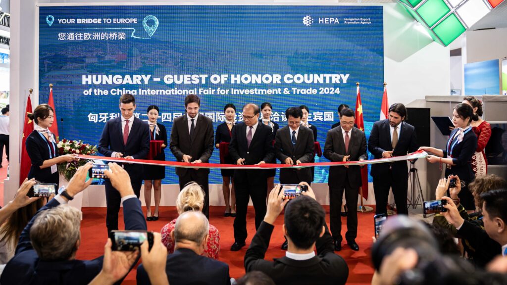 Hungarian Ambassador to China Máté Pesti, Ministry of Foreign Affairs and Trade State Secretary Levente Magyar, Fujian Province Vice-Governor Wang Yongli, Deputy Mayor of Xiamen Hunag Xiaoju, Deputy Director General in Charge of European Affairs of the Chinese Ministry of Trade Wang Jinsung, and HEPA CEO Gábor Jenei cut the ribbon at the inauguration ceremony of the Hungarian pavilion at the China International Fair for Investment and Trade in Xiamen, China on 8 September 2024.