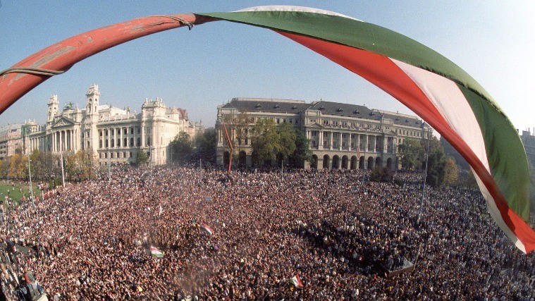 The crowd gathered in Kossuth Square for the proclamation of the Third Hungarian Republic on 23 October 1989