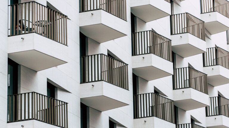 Block of flats with balconies (Pixabay)