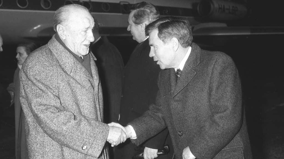 Foreign Ministry State Secretary Gyula Horn welcomes János Kádár at the Ferihegy Airport as the Communist leader returns from his trip to Berlin in December 1987.