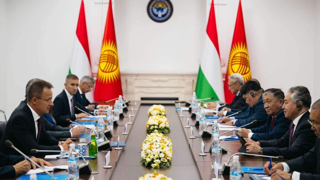 The Hungarian delegation led by Péter Szijjártó in talks with their Kyrgyz counterparts on 19 Septemberin Bishkek, Kyrgyzstan