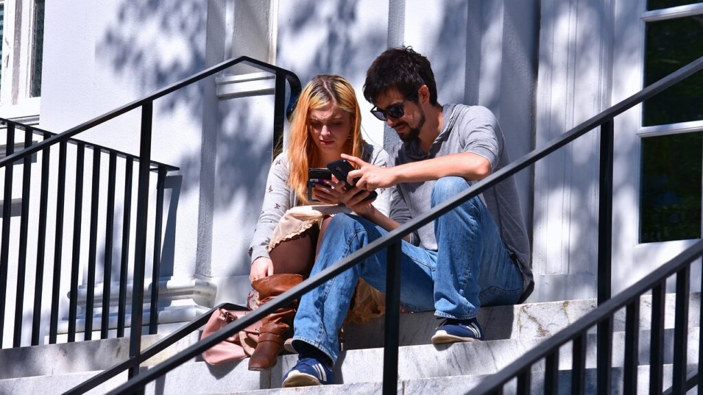 Young couple with smartphones (illustration)