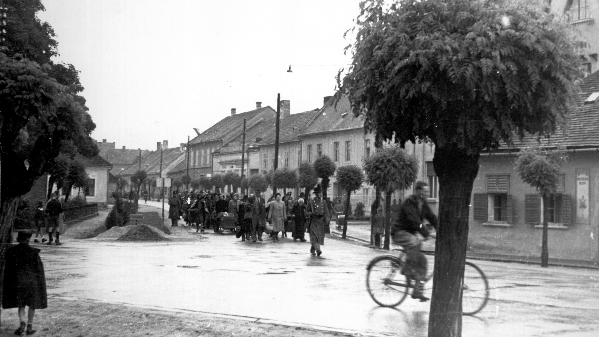 Kőszeg Jews being marched by gendarmes to the railway station on 18 June 1944. After their transfer to the Szombathely ghetto they were deported to Auschwitz on 4 July 1944. (Fortepan)