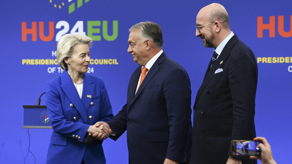 European Commission President Ursula von der Leyen, Viktor Orbán and President of the European Council Charles Michel (L-R) in Budapest at the conclusion of the informal summit of EU leaders on 8 November 2024.