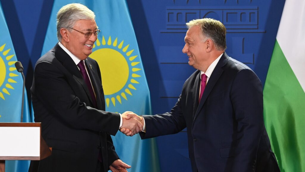 Kazakh President Kassym-Jomart Tokayev (L) shakes hands with Viktor Orbán in Budapest on 20 November 2024.