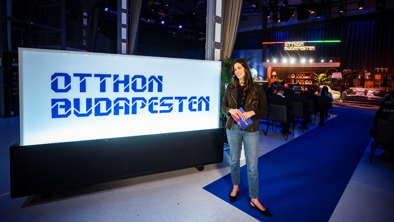 Alexandra Szentkirályi poses with a banner promoting the event series ‘At Home in Budapest’ on 16 November 2024.