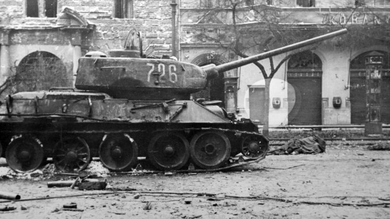 A burnt out Russian T-34/85 tank in Budapest in 1956/Fortepan