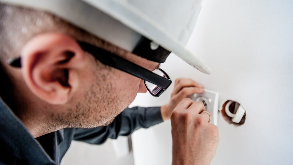 Illustrative image of an electrician (Pixabay)