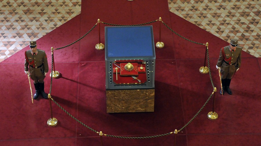 HDF Crown Guards and the Holy Crown in the Parliament