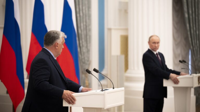 Viktor Orbán at a press conference in Moscow